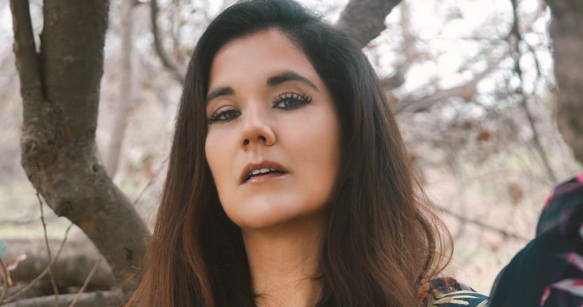 La cantante Carolina Soto mirando a la cámara seria. En redes sociales la artista reveló que sufrió la pérdida de su embarazo.