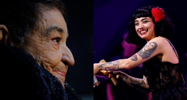 La cantante Cecilia, La Incomparable sonriendo de lado. A un ostado, Mon Laferte en el Festival de Viña 2020.