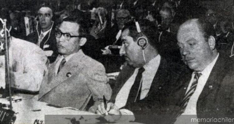 Chile 1962: Carlos Dittborn (izquierda) en congreso de FIFA.