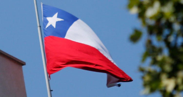 Bandera de Chile ante Día de la Deuda Ecológica