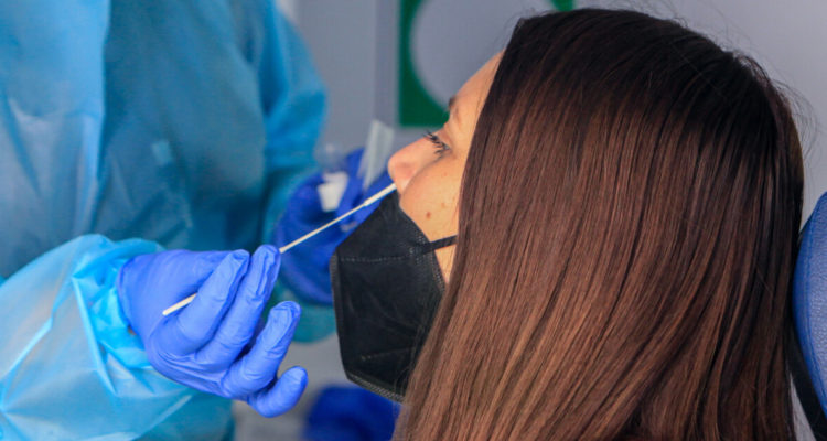 Chile lidera tasa de incidencia de casos en Sudamérica en medio de alza de contagios