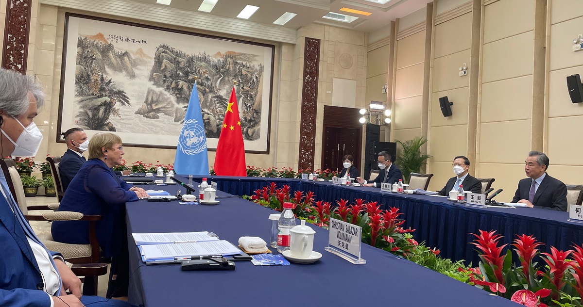 Michelle Bachelet en reunión con el ministro de Exteriores chino, Wang Yi.