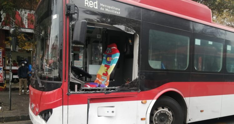 Chofer de bus RED sufre intento de agresión en Santiago por acusación de atropello