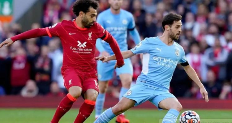 Manchester City y Liverpool disputando el título de la Premier League