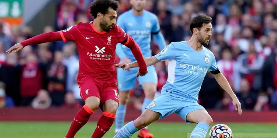Manchester City y Liverpool disputando el título de la Premier League