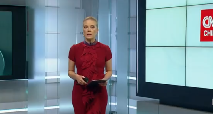 Mónica Rincón durante el inicio del noticiero de CNN Chile ofreciendo disculpas públicas por el episodio que sufrió Irací Hassler