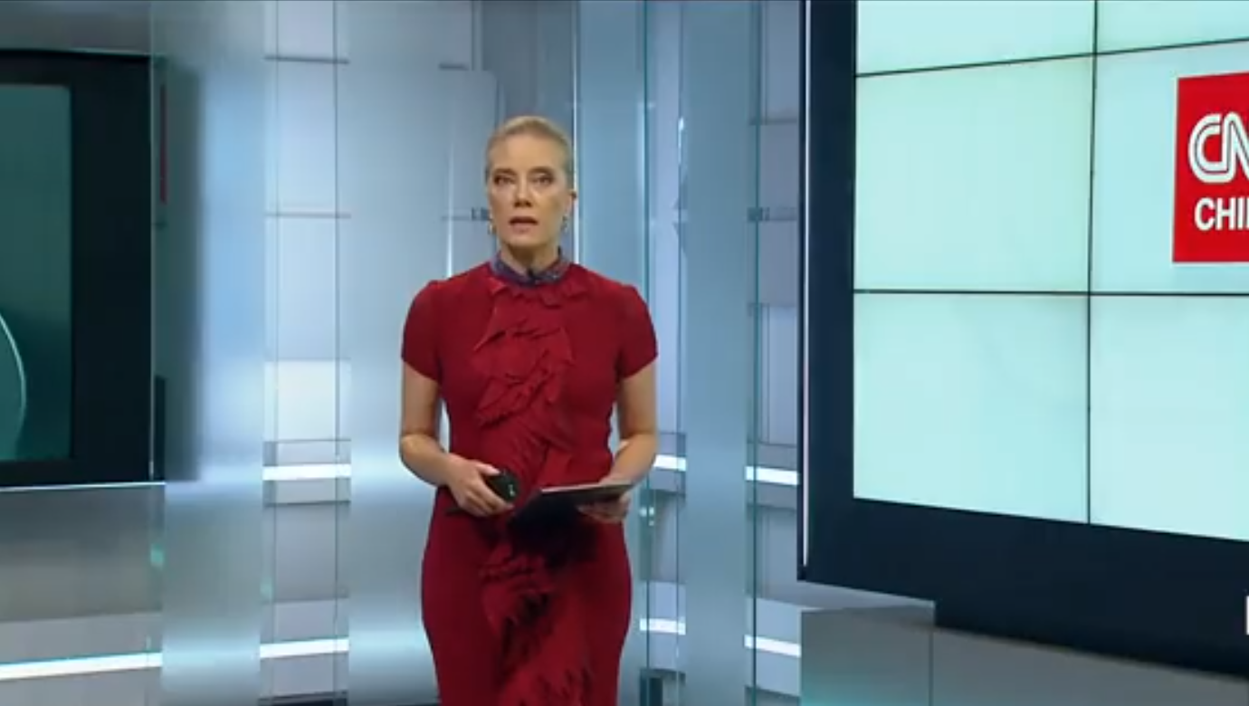 Mónica Rincón durante el inicio del noticiero de CNN Chile ofreciendo disculpas públicas por el episodio que sufrió Irací Hassler