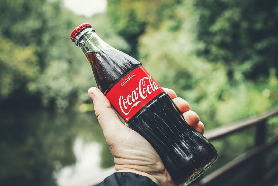 Coca-Cola celebró su nueva tapa adherida