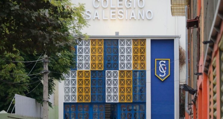 Colegio detector metales