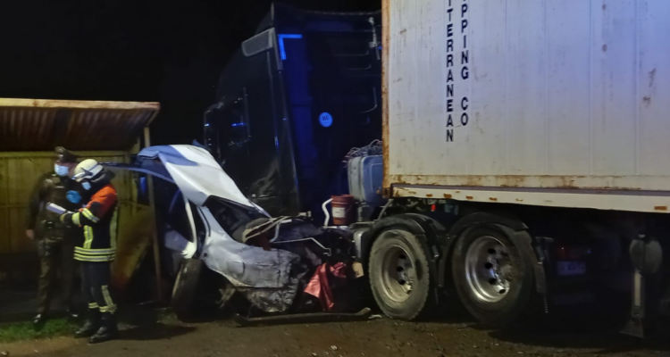 Colisión deja dos muertos y un herido camino a Los Ángeles