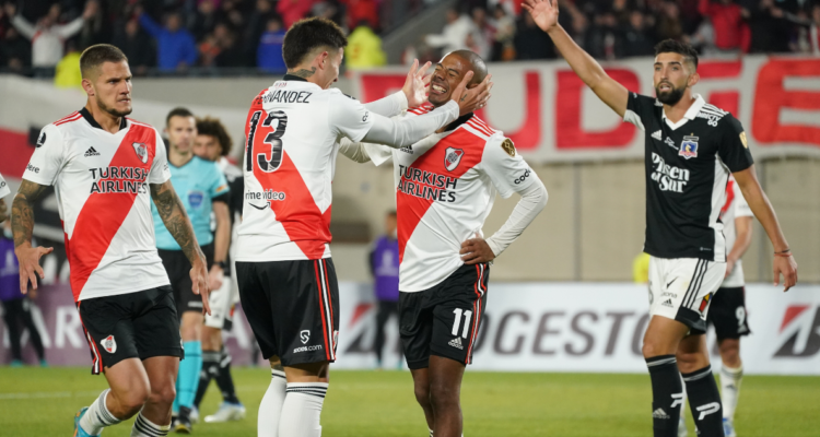 River celebra ante Colo Colo