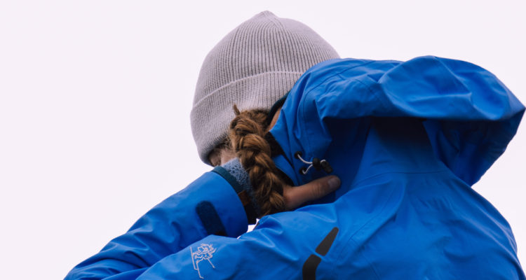 persona con chaqueta impermeable