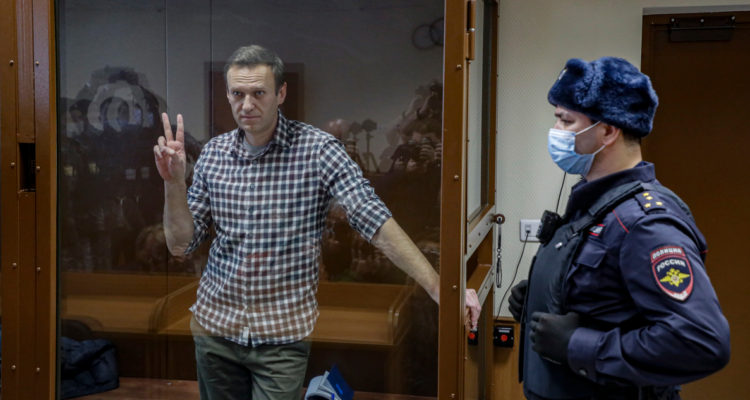 Justicia rusa confirma condena de 9 años de prisión para el opositor Navalni