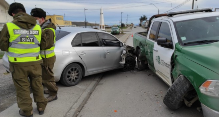 Auto con conductor “fantasma” impactó a patrulla de Carabineros en Porvenir