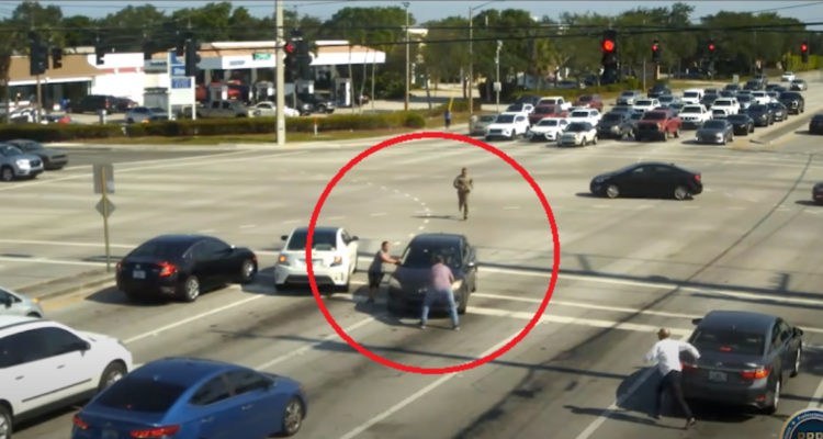 personas salvan a mujer