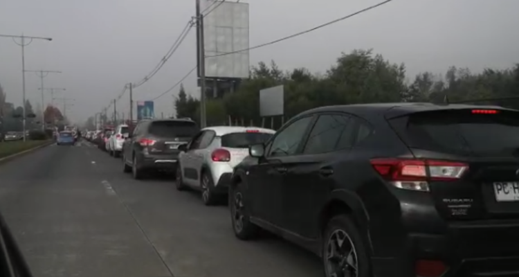 Desde Concepción al sur registran largas filas para cargar combustible ante bloqueos en ENAP Bío Bío