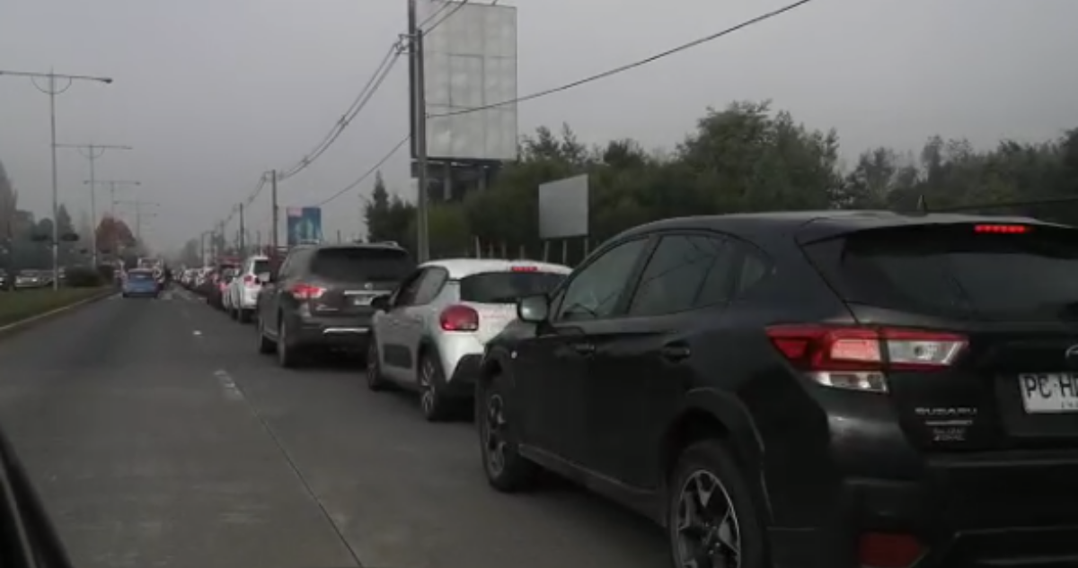 Desde Concepción al sur registran largas filas para cargar combustible ante bloqueos en ENAP Bío Bío