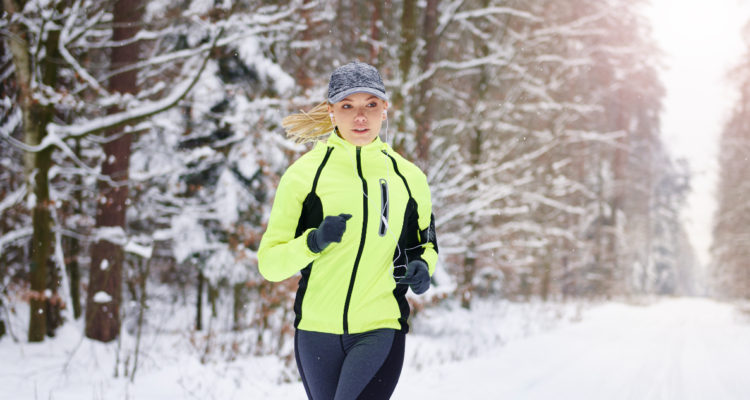 Mujer corriendo en la nieve