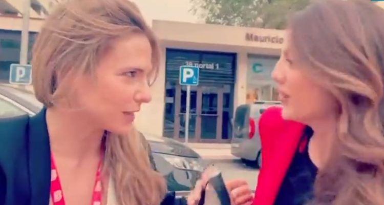 Conversación o diálogo entre dos asistentes virtuales de Google