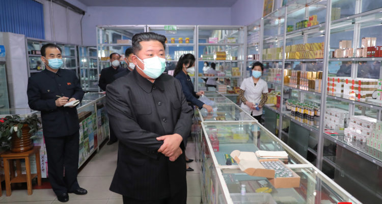 El líder norcoreano Kim Jong-un, con una mascarilla, visita una farmacia en Pyongyang en una foto sin fecha publicada por la Agencia Central de Noticias de Corea del Norte (KCNA).