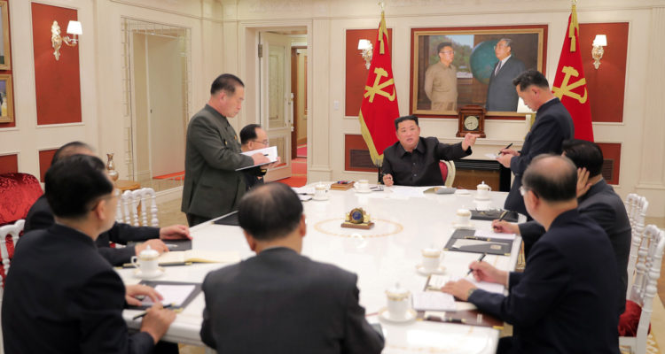 El dictador norcoreano Kim Jong-Un en una reunión de alto nivel por la pandemia.