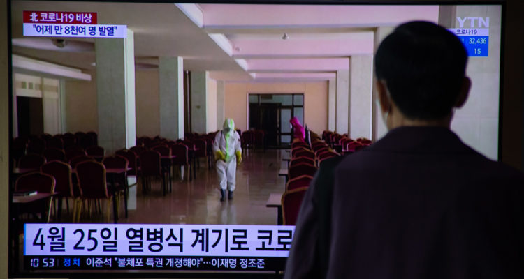 Un hombre ve noticias sobre la pandemia en Corea del Norte.