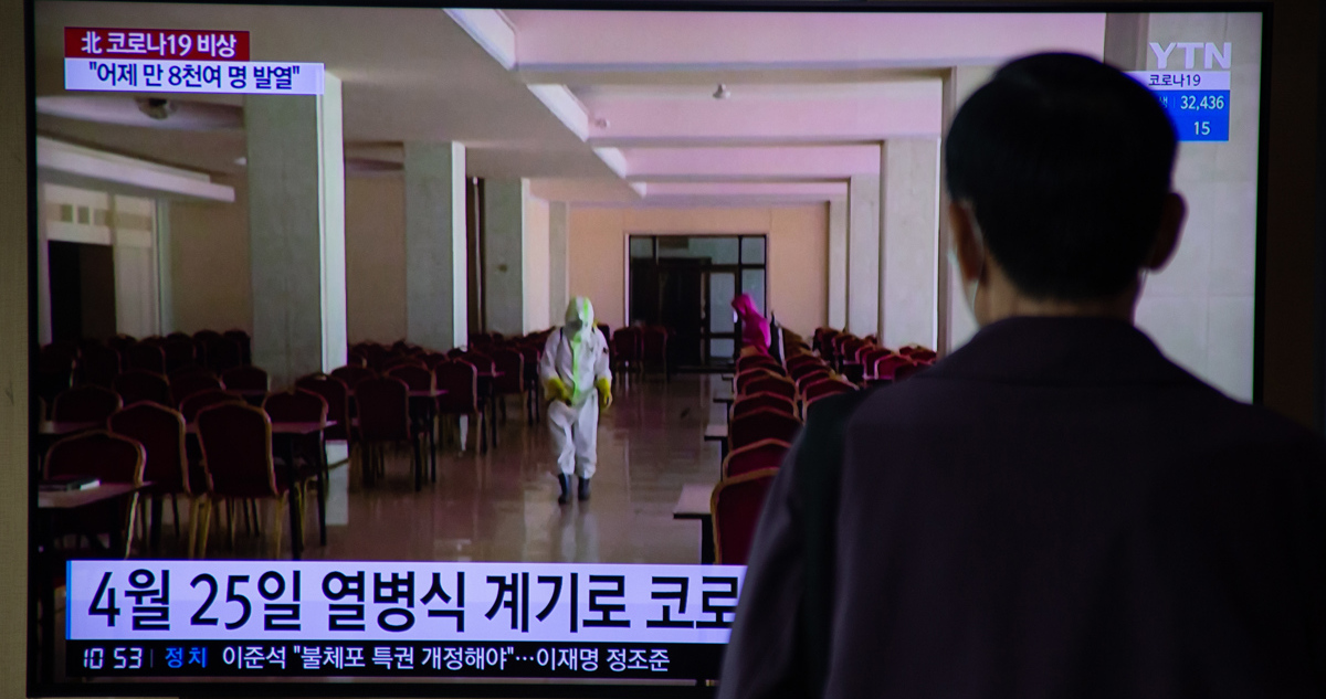 Un hombre ve noticias sobre la pandemia en Corea del Norte.