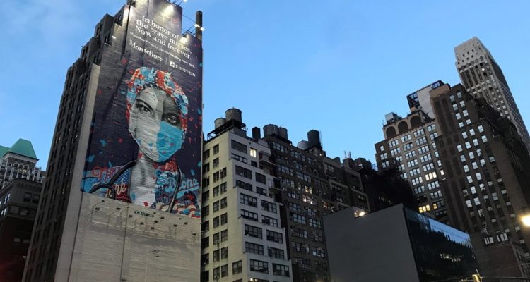 Imagen de archivo de un mural del artista Tristan Eaton dedicado “En honor a las valientes enfermeras. Ahora y siempre” en un edificio en el centro de Nueva York.