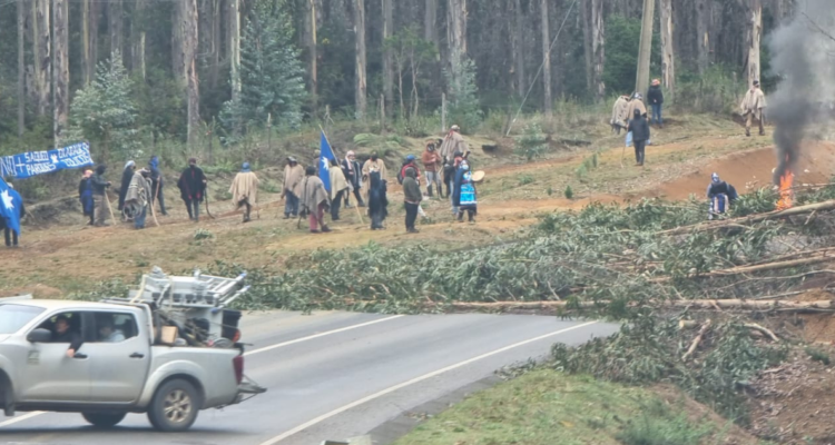 Corte de ruta entre Lebu y Arauco tras ataque a carabineros en fundo Quidico.