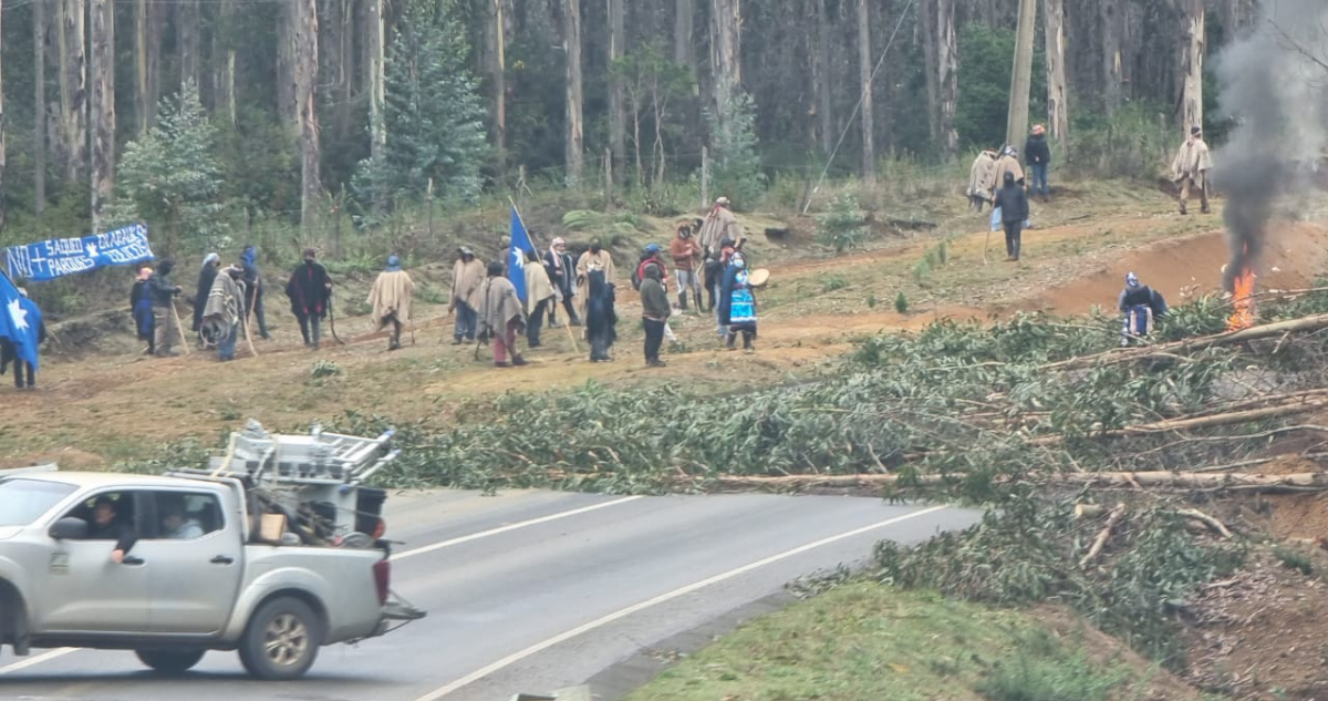 Corte de ruta entre Lebu y Arauco tras ataque a carabineros en fundo Quidico.