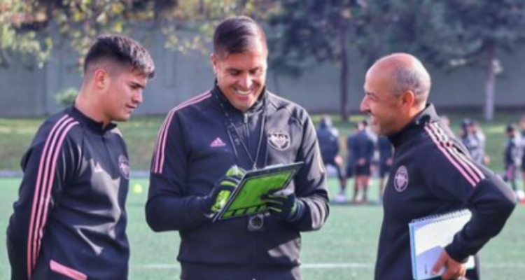 Cristián Febre entrenando al Santiago City.