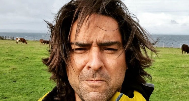 El actor Cristian Riquelme posando serio con los ojos arrugados.