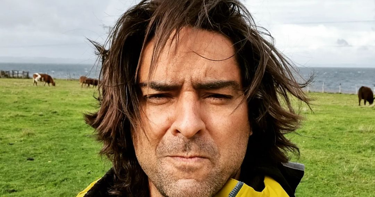 El actor Cristian Riquelme posando serio con los ojos arrugados.