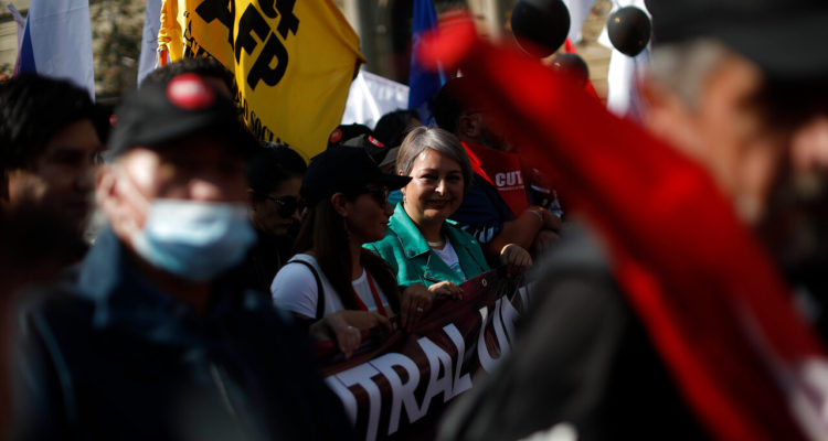 Ministra Jara junto a directiva de la CUT encabezando marcha del Día del Trabajador en Santiago.