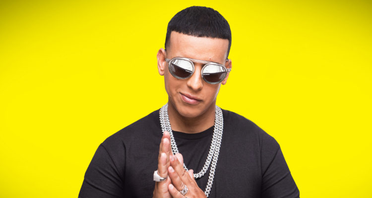 El músico Daddy Yankee posando para la foto.