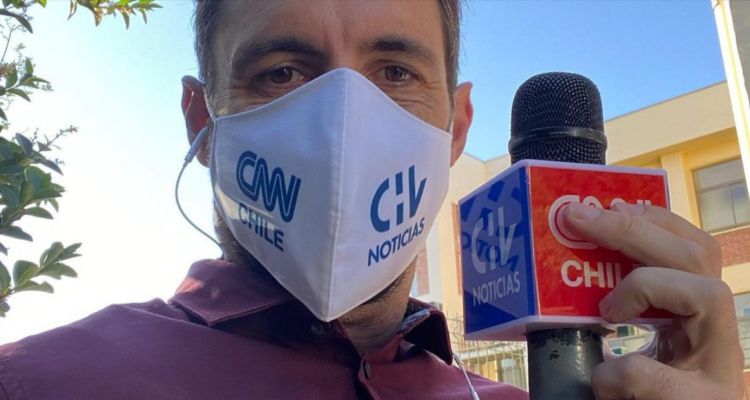 Imagen del periodista, Daniel Matamala, con un micrófono de CHV y CNN