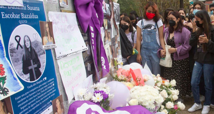 Compañeras de estudios y familiares rinden homenaje a la joven Debanhi Escobar hoy en las instalaciones de la Facultad de Derecho de la Universidad Autónoma de Nuevo León (UANL) en Monterrey (México).