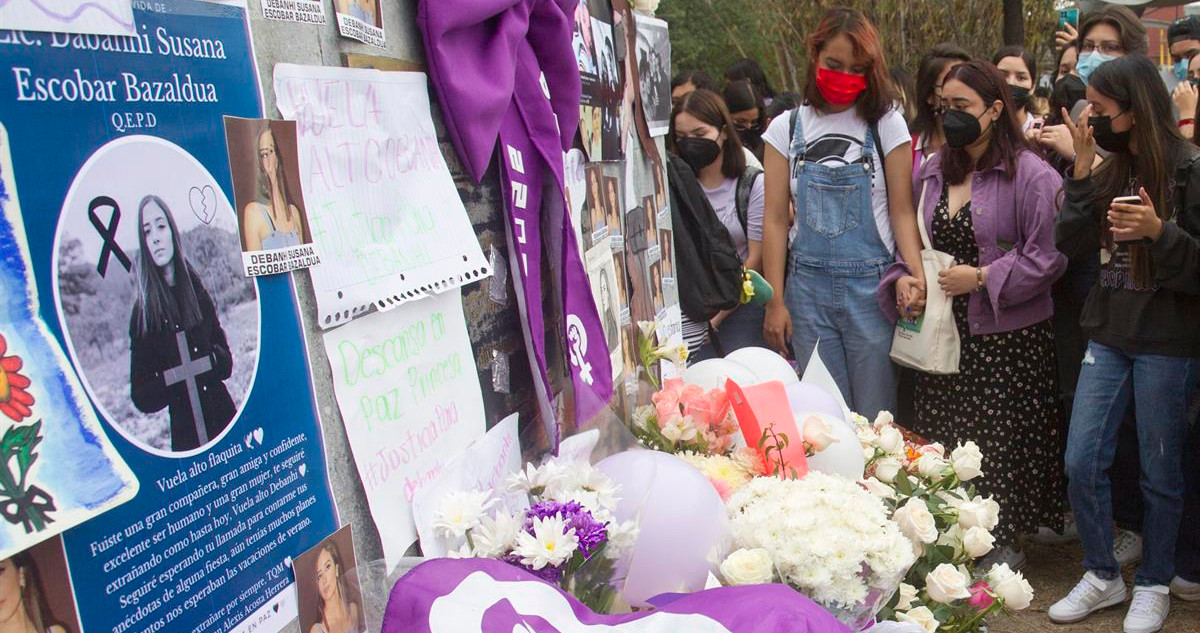 Compañeras de estudios y familiares rinden homenaje a la joven Debanhi Escobar hoy en las instalaciones de la Facultad de Derecho de la Universidad Autónoma de Nuevo León (UANL) en Monterrey (México).