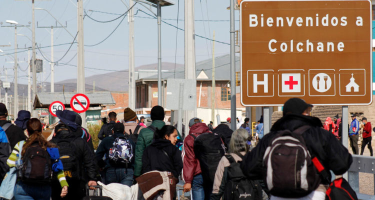 Oposición tilda de “perdonazo” cambio de decreto para residencia temporal de extranjeros en Chile