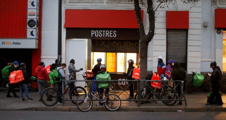 Análisis acusa que empresas de delivery en Chile cometen infracciones con clientes