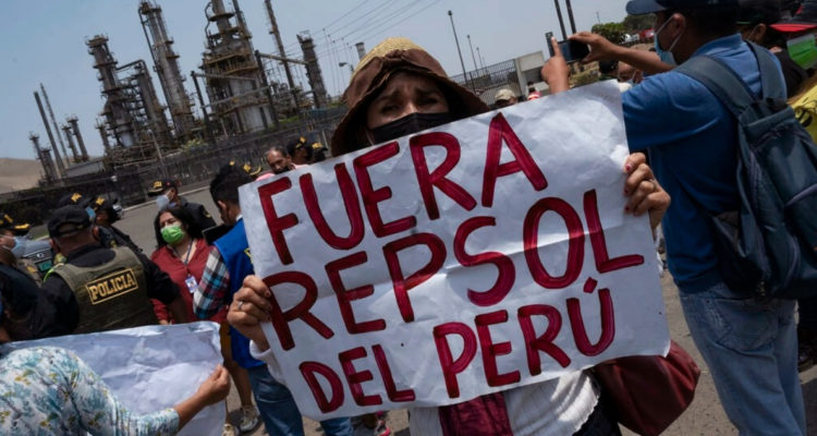 Demandan en Perú a multinacional Repsol por US$ 4.500 millones tras derrame de crudo