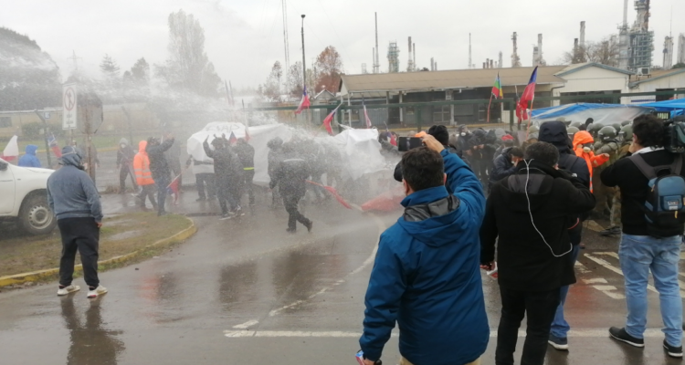 Carabineros inicia desalojo de Enap Bío Bío tomada por trabajadores subcontratados.-
