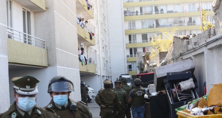 Desalojan departamentos que fueron tomados anoche en el “edificio sin ley” de La Cisterna