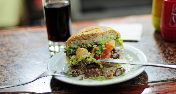 Descartan microchip en carne de local de comida en Concepción