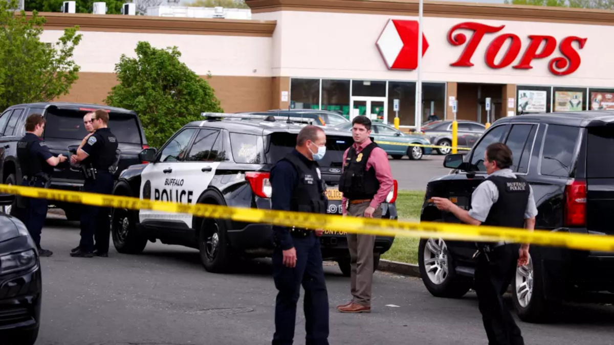 Detienen a supremacista blanco de 18 años por masacre en supermercado de Nueva York
