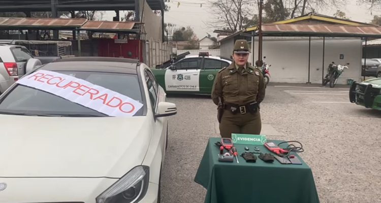 Dos detenidos en Lo Barnechea mientras robaban un auto: entre ambos suman 32 capturas