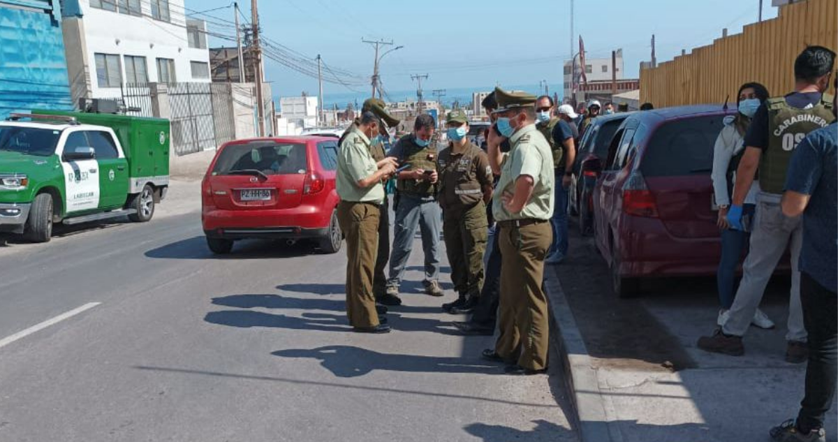 detienen a dos personas portando armas de fuego