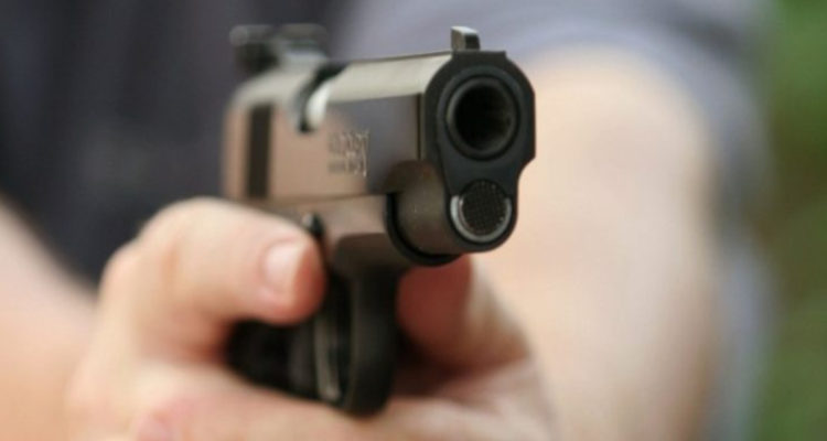 Detienen a hombre por porte ilegal de arma en Los Ángeles habría disparado al aire y en vía pública