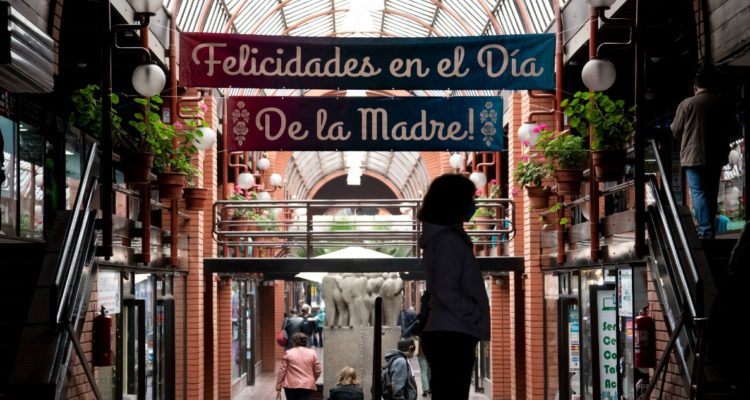 Sernac anuncia monitoreo al comercio en previa a Día de la Medre, con especial foco en ventas online