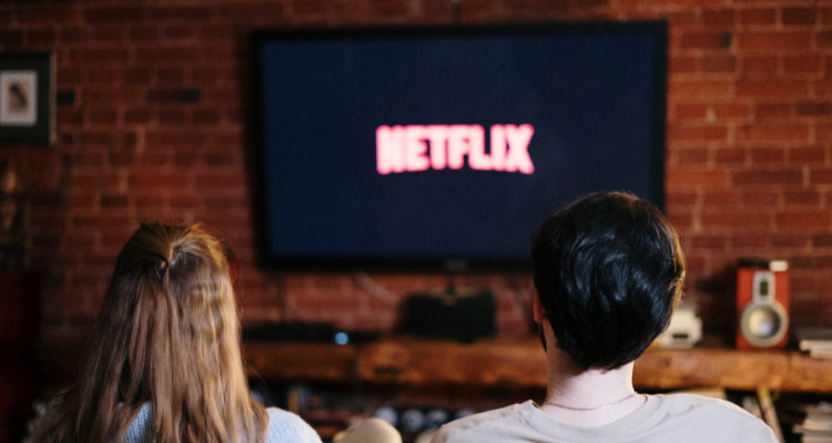 pareja viendo streaming